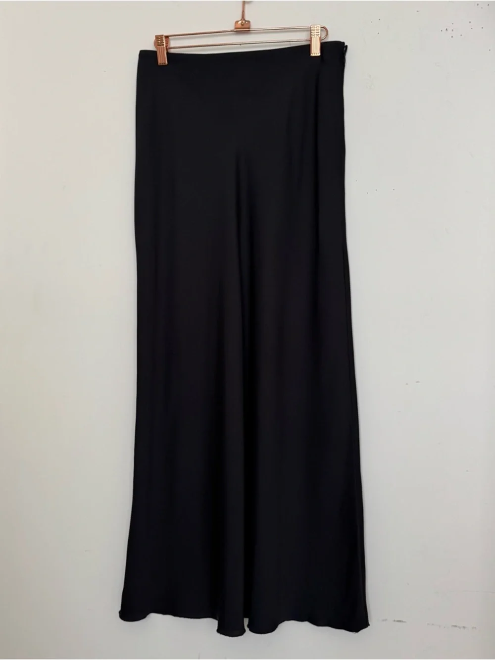 Black Midi satin slip Skirt - Picture 5 of 7